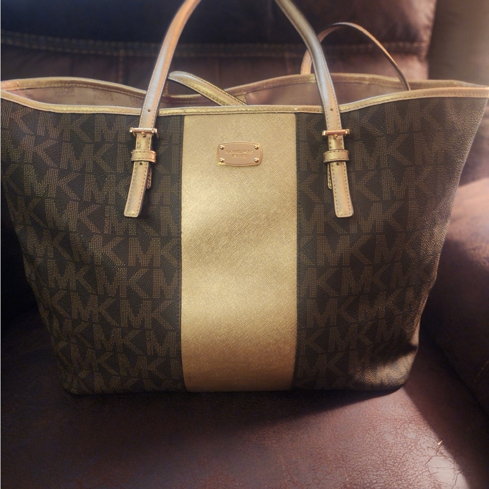 Micheal Kors large gold tote prelove but very clean